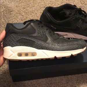 EXCELLENT condition AirMax Sneakers W-9.5, M-8